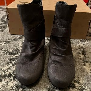 GREY BOOTS US 7